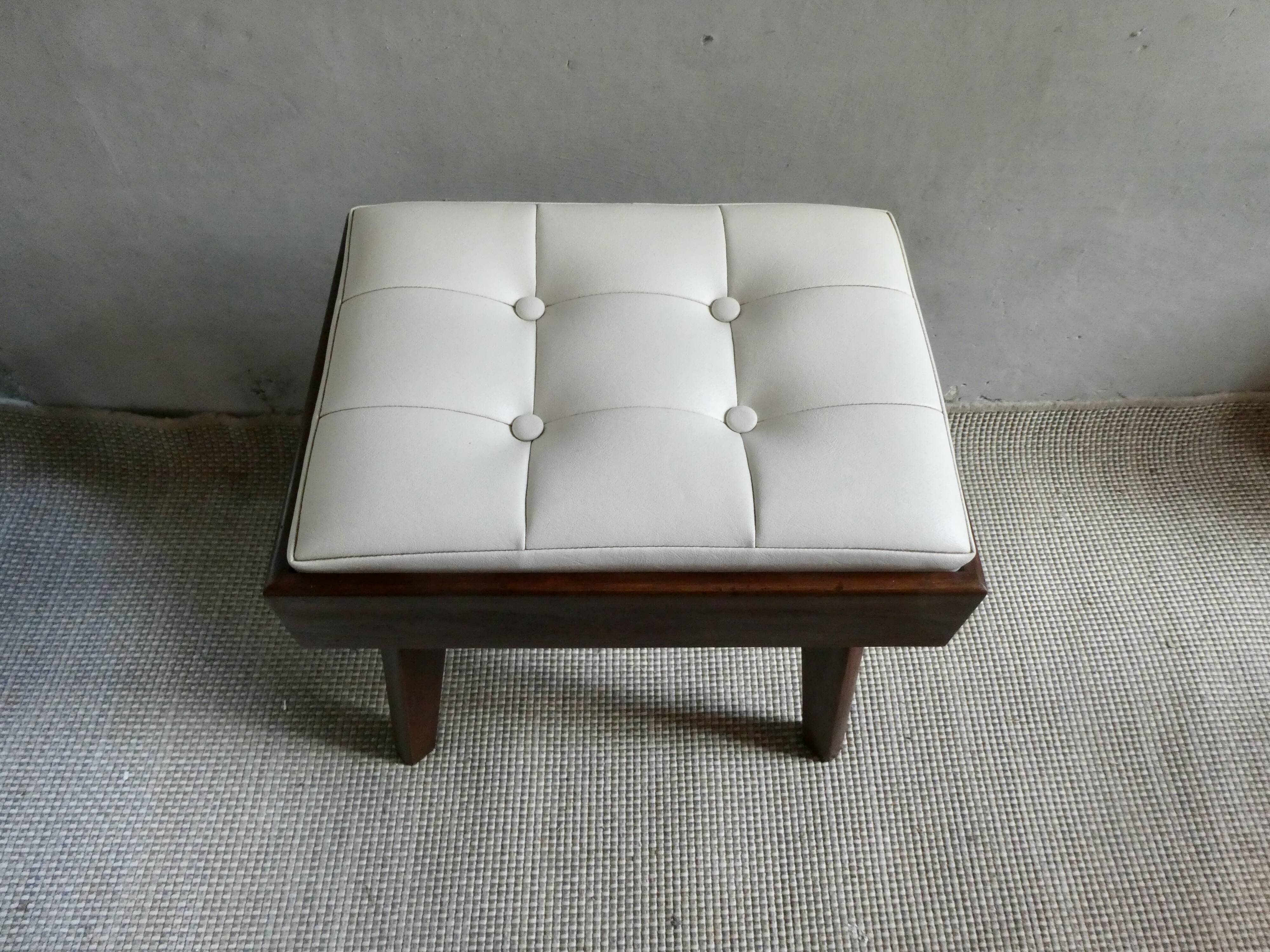Tabouret en bois et Skaï, vers 1960, scandinave