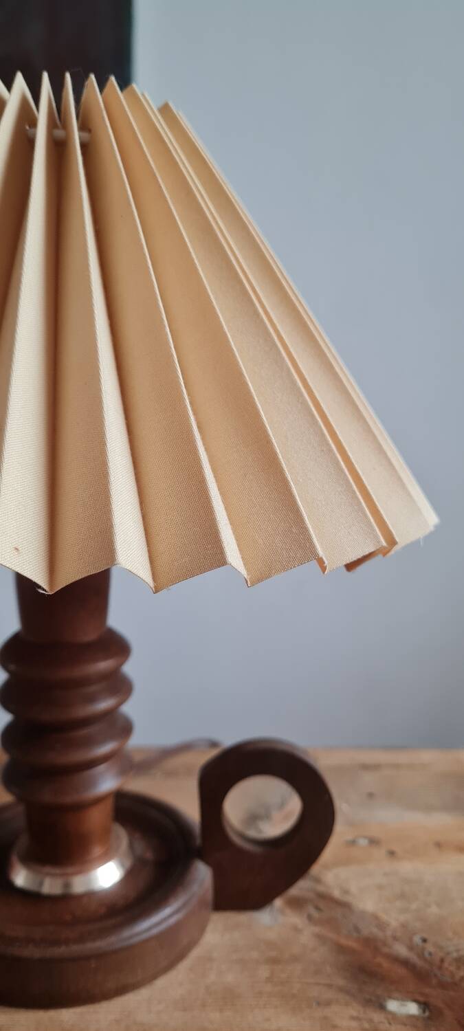 Table lamp in turned wood