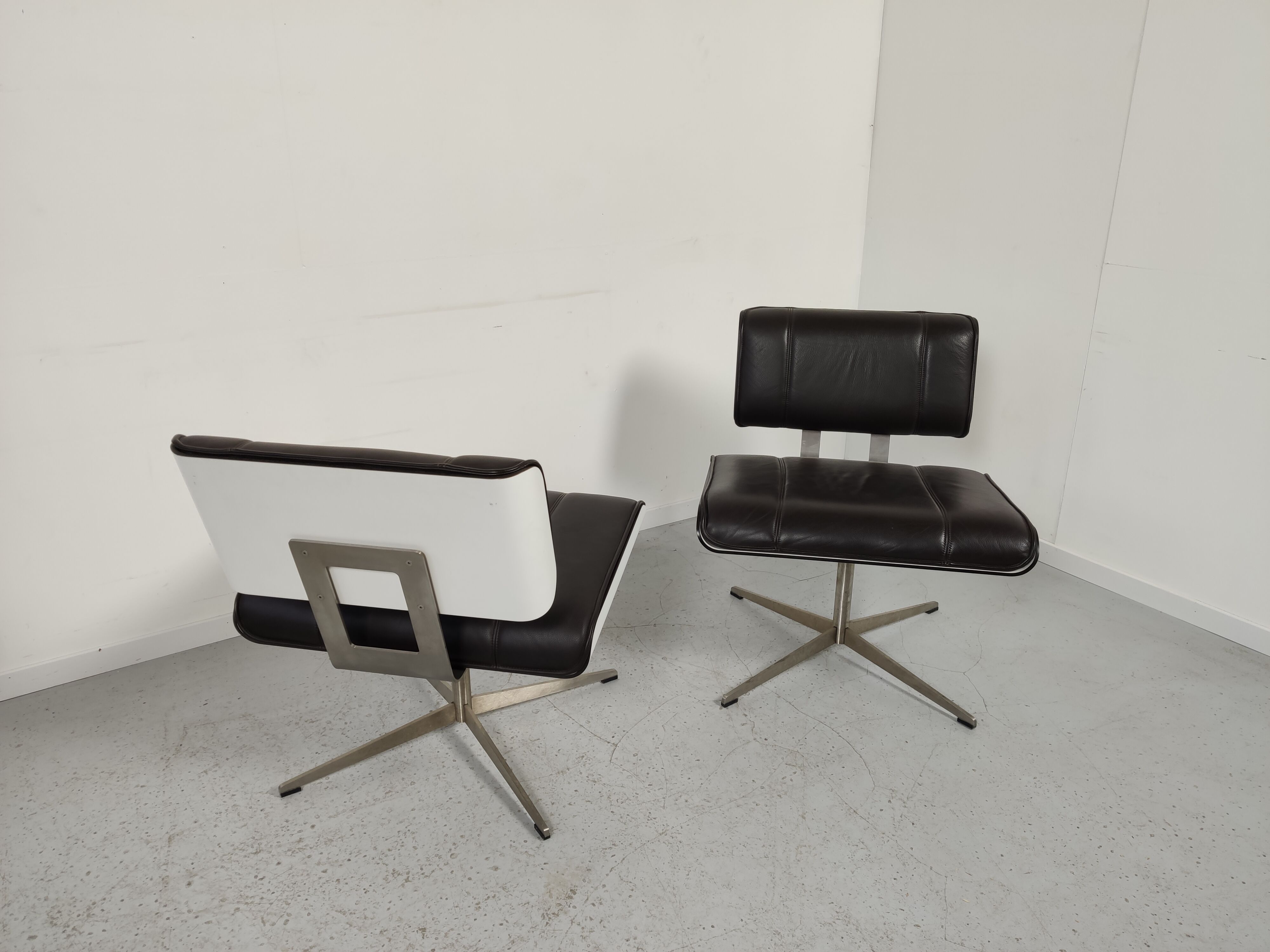 Paire de fauteuils cuir design années 90