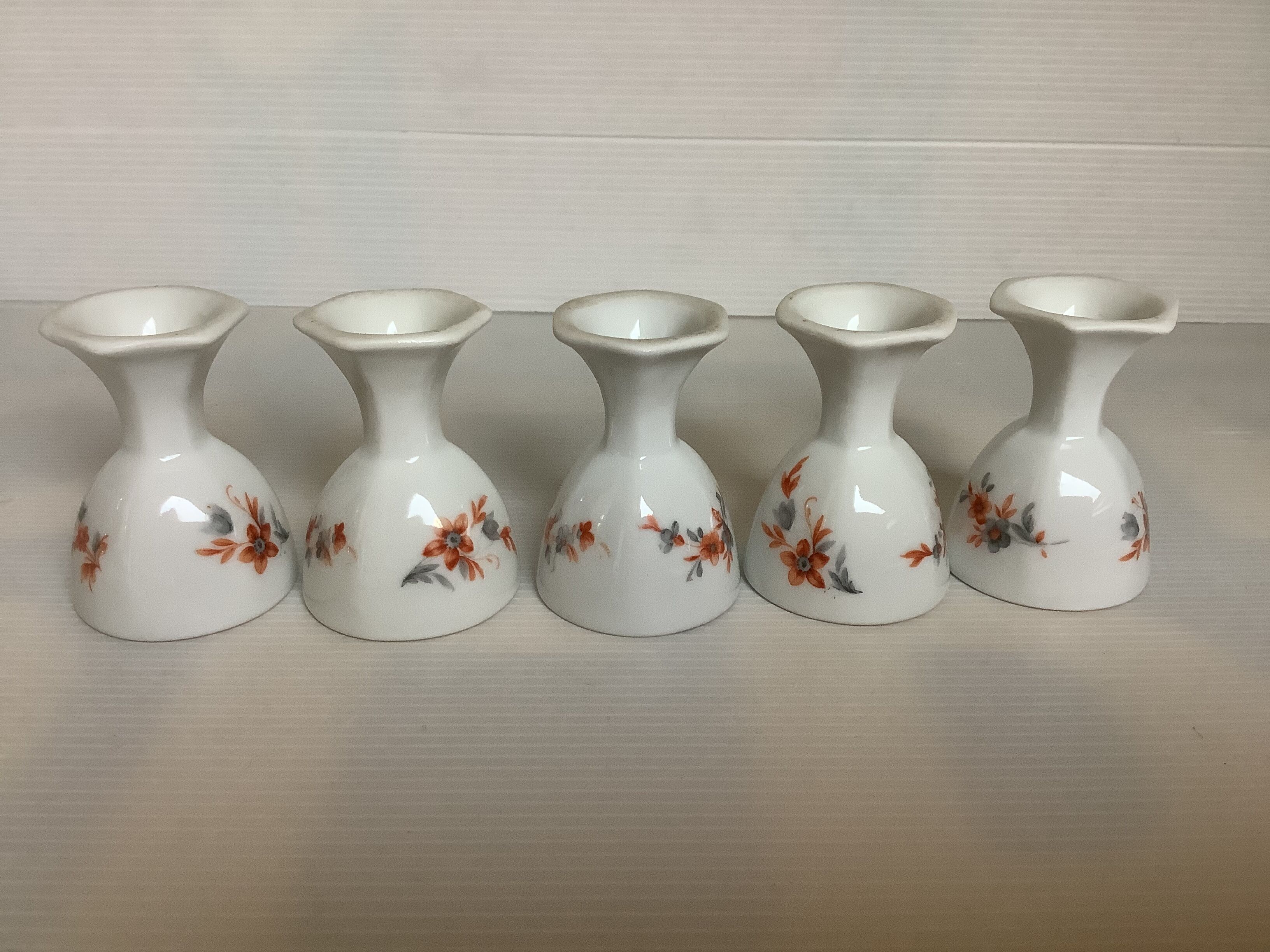 Five ancient cockerry orange and gray flowers foot polygon