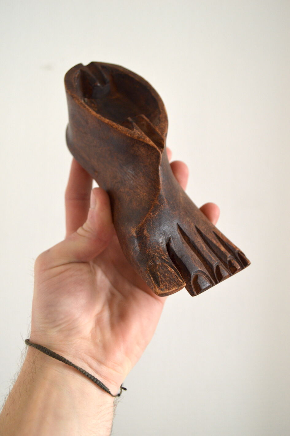 Cendrier pied en bois sculpté