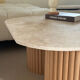 Table basse ovale en travertin et bois cannelé brut
