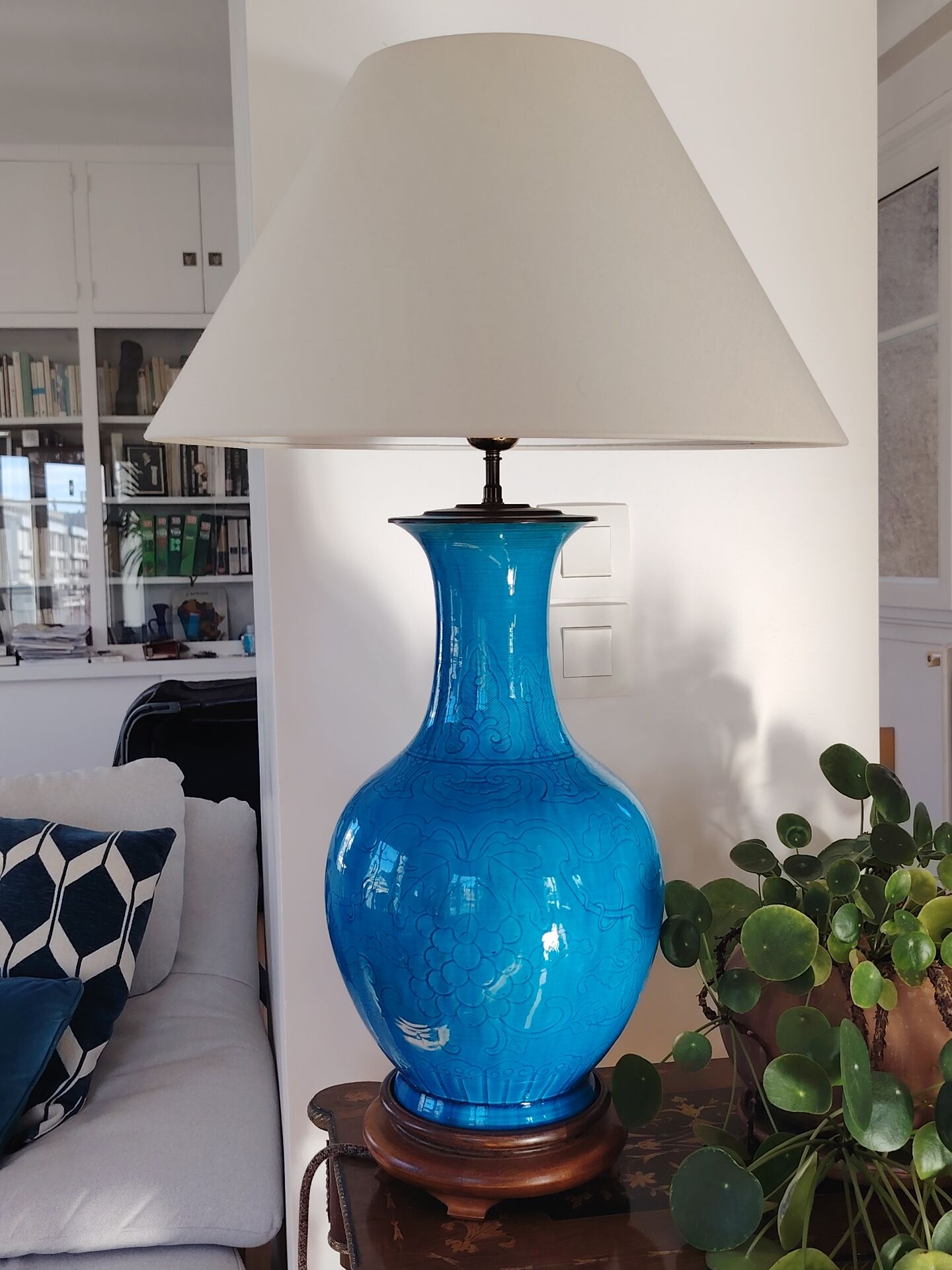 Turquoise ceramic vase lamp, incised Chinese decoration, late 19th century.