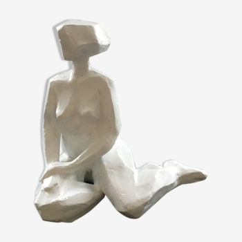 Statuette femme assise en plâtre