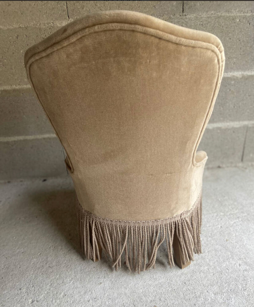Petit fauteuil crapaud ancien en velours beige