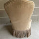 Petit fauteuil crapaud ancien en velours beige