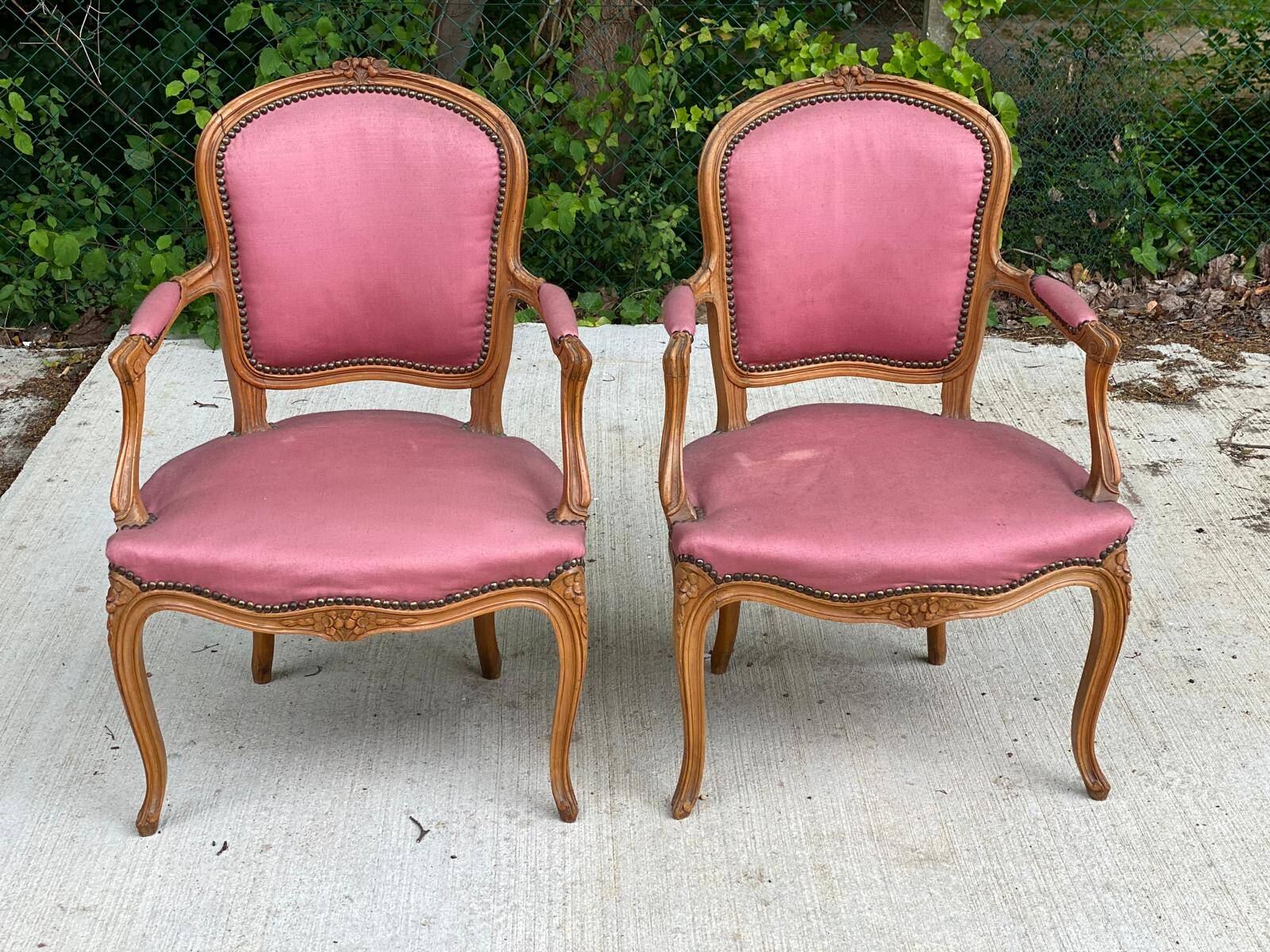 2 armchairs, Louis XV style in pinkish red silk