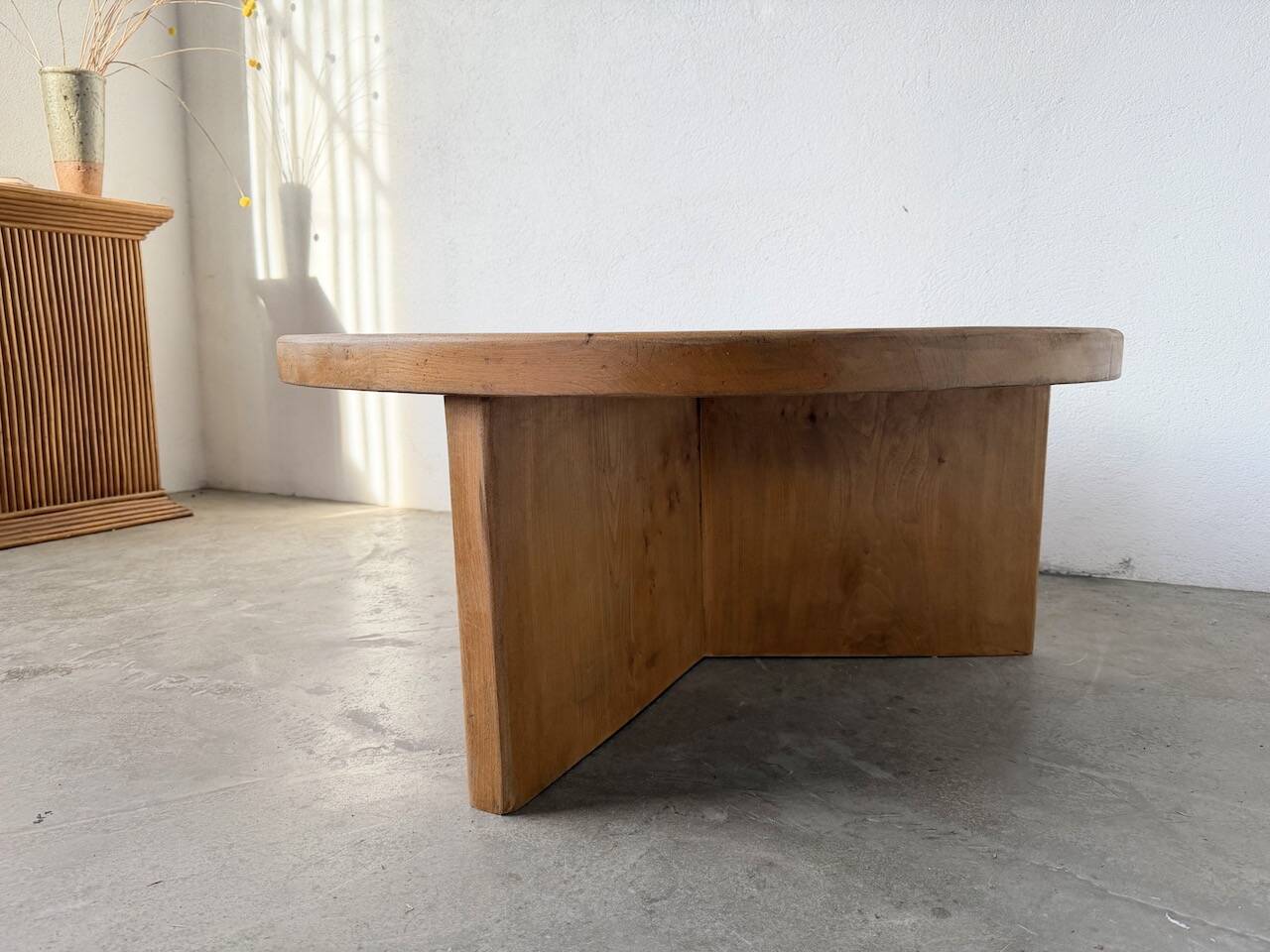 Round modernist coffee table, elm, 1950s.
