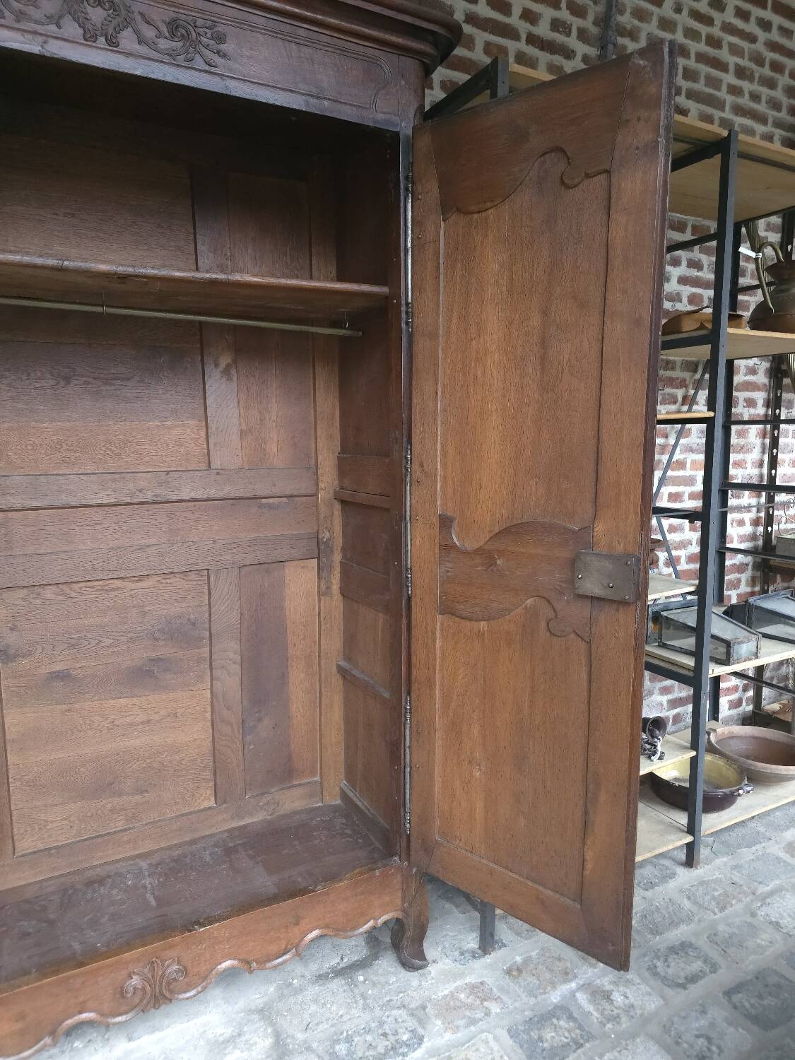 Moulded oak wardrobe from the 18th century.