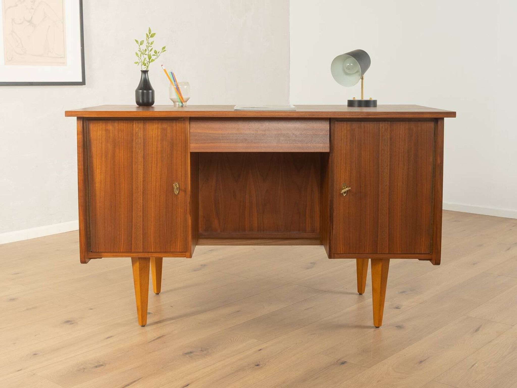 Bureau classique autoportant des années 1950, en placage de noyer.