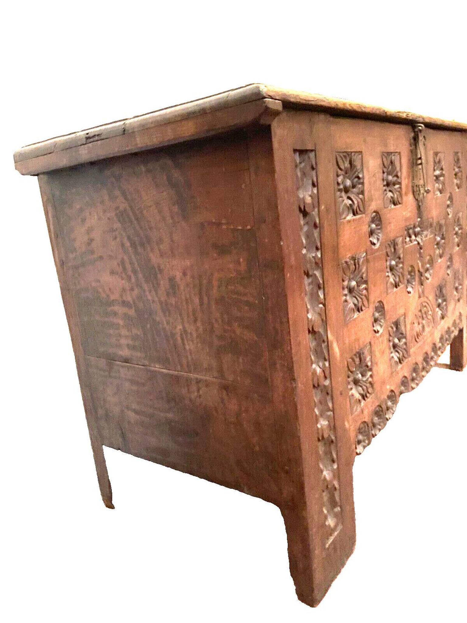 Antique Renaissance style chest in carved oak, 18th century