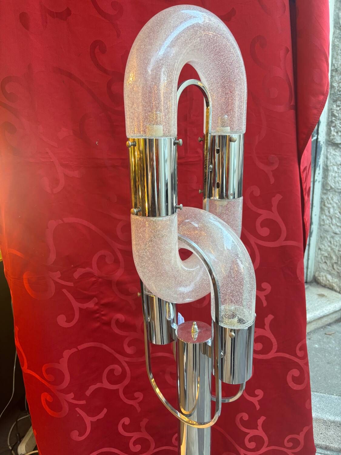 Vintage sculptural floor lamp in chrome metal and glass from the 1970s.