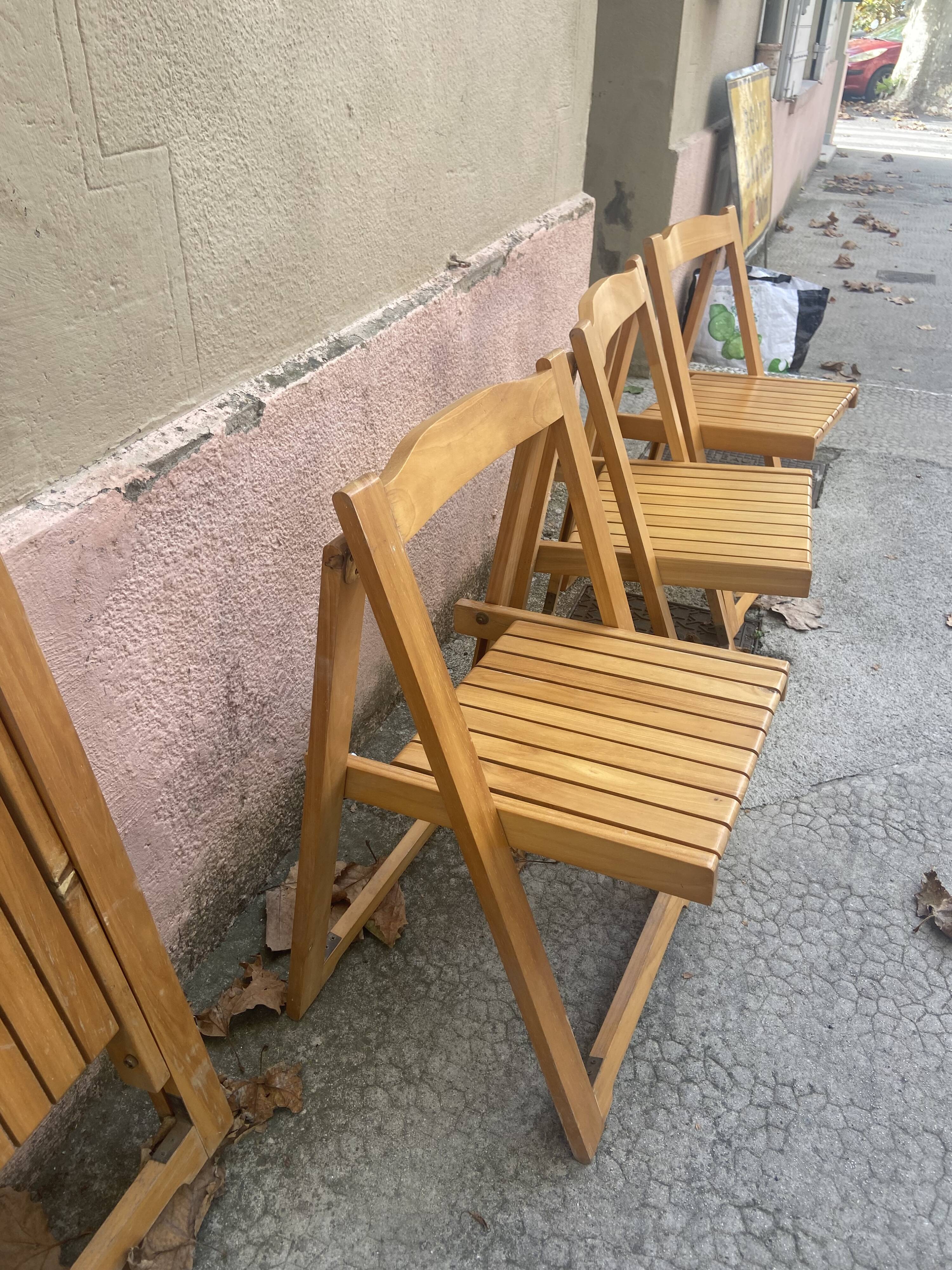 Series of 4 vintage wooden folding chairs