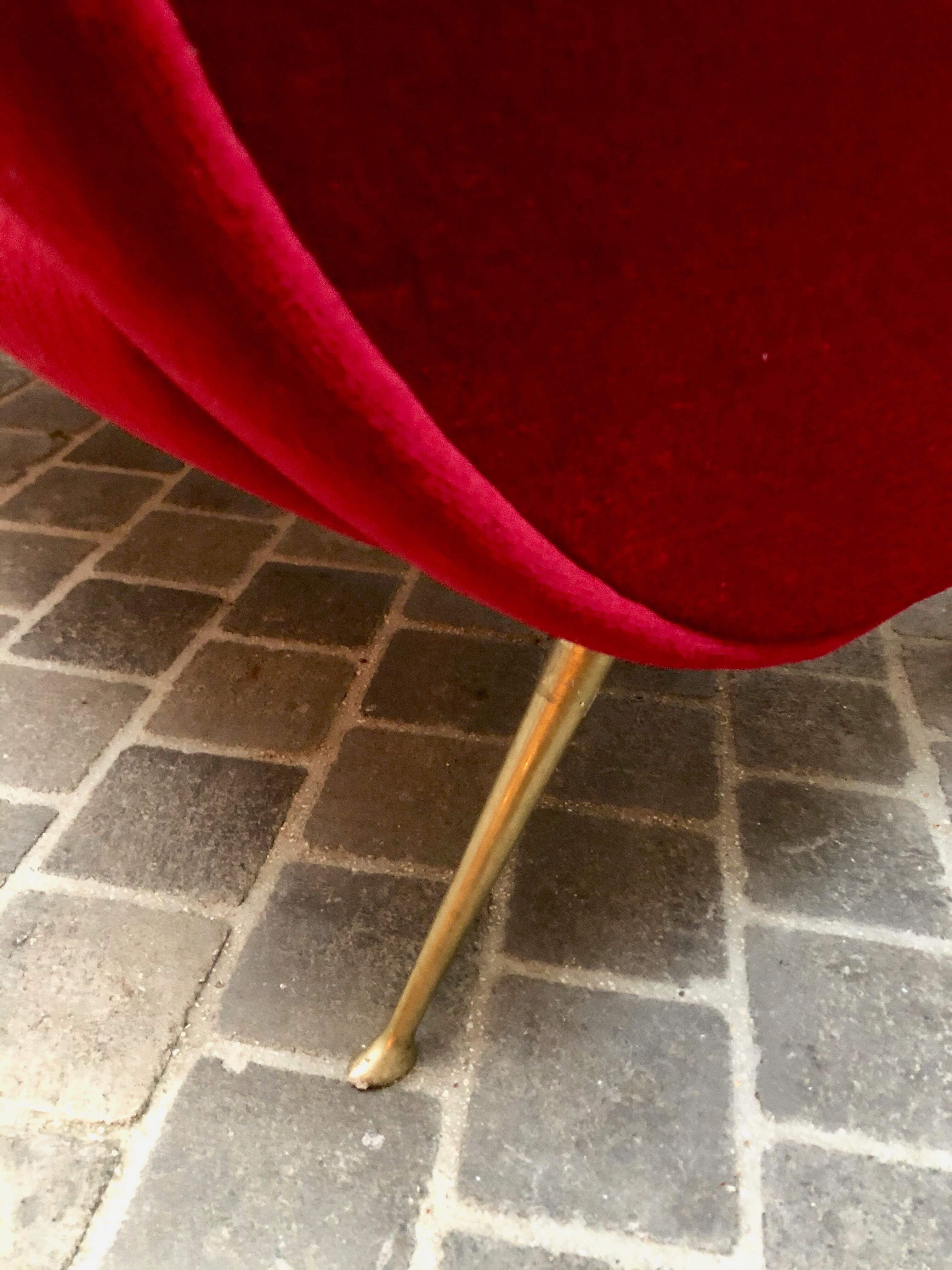 Fauteuil italien velours rouge avec pieds en laiton