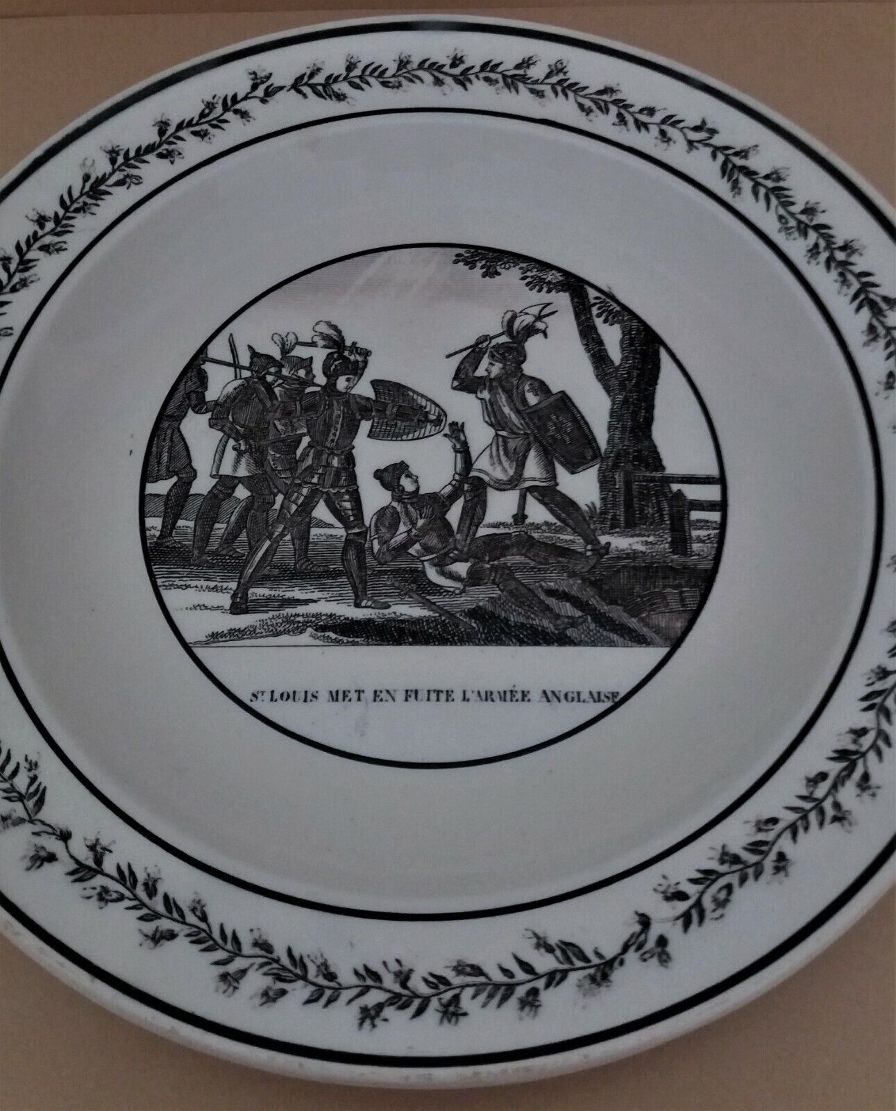 Assiette faïence Montereau 1825 marque en creux Mau