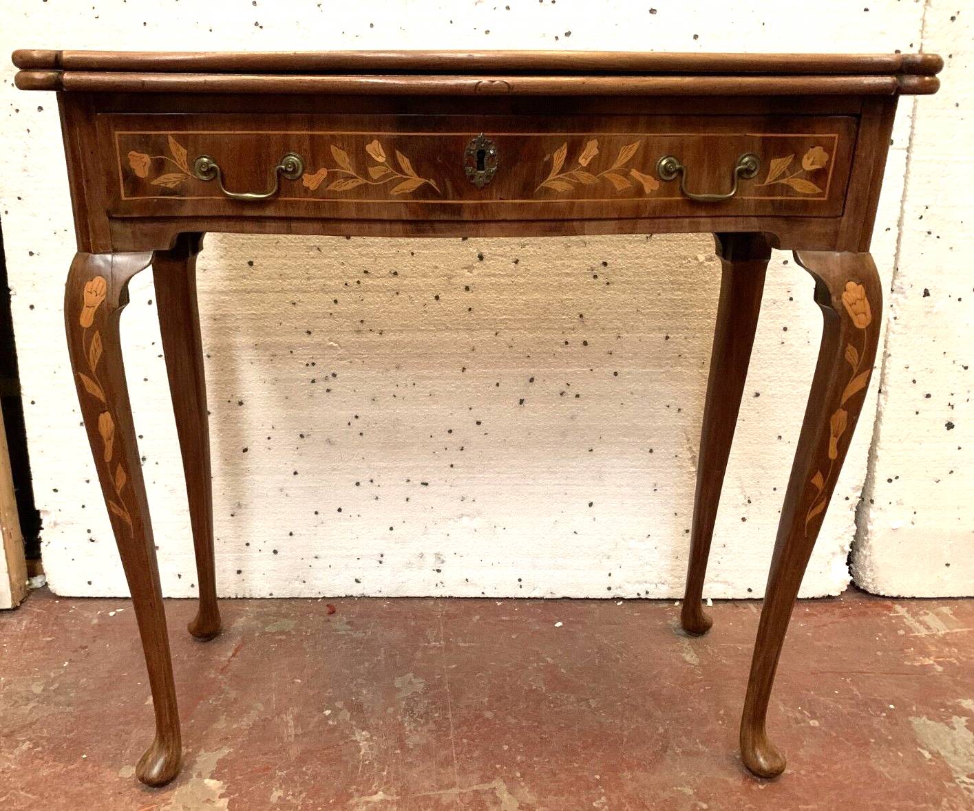 Table a jeu de style Louis XV en marqueterie Hollandaise XIX siècle Console