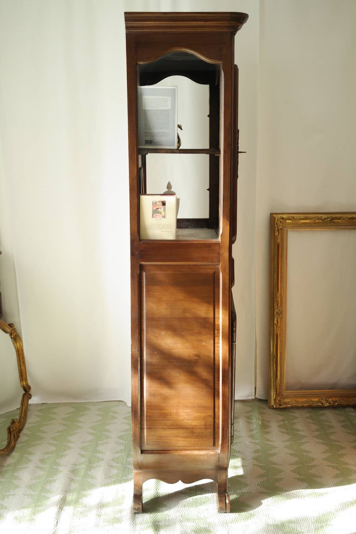Curved display cabinet in solid walnut, mid-20th century.