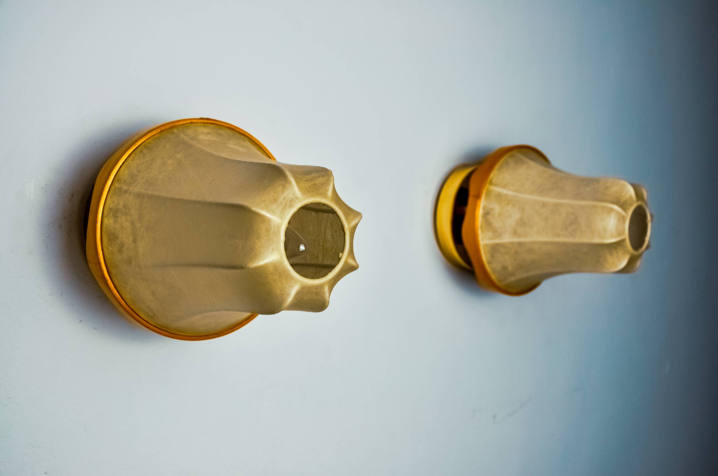 Pair of pear-shaped "cocoon" wall lights, resin and pine, Italy, 1970