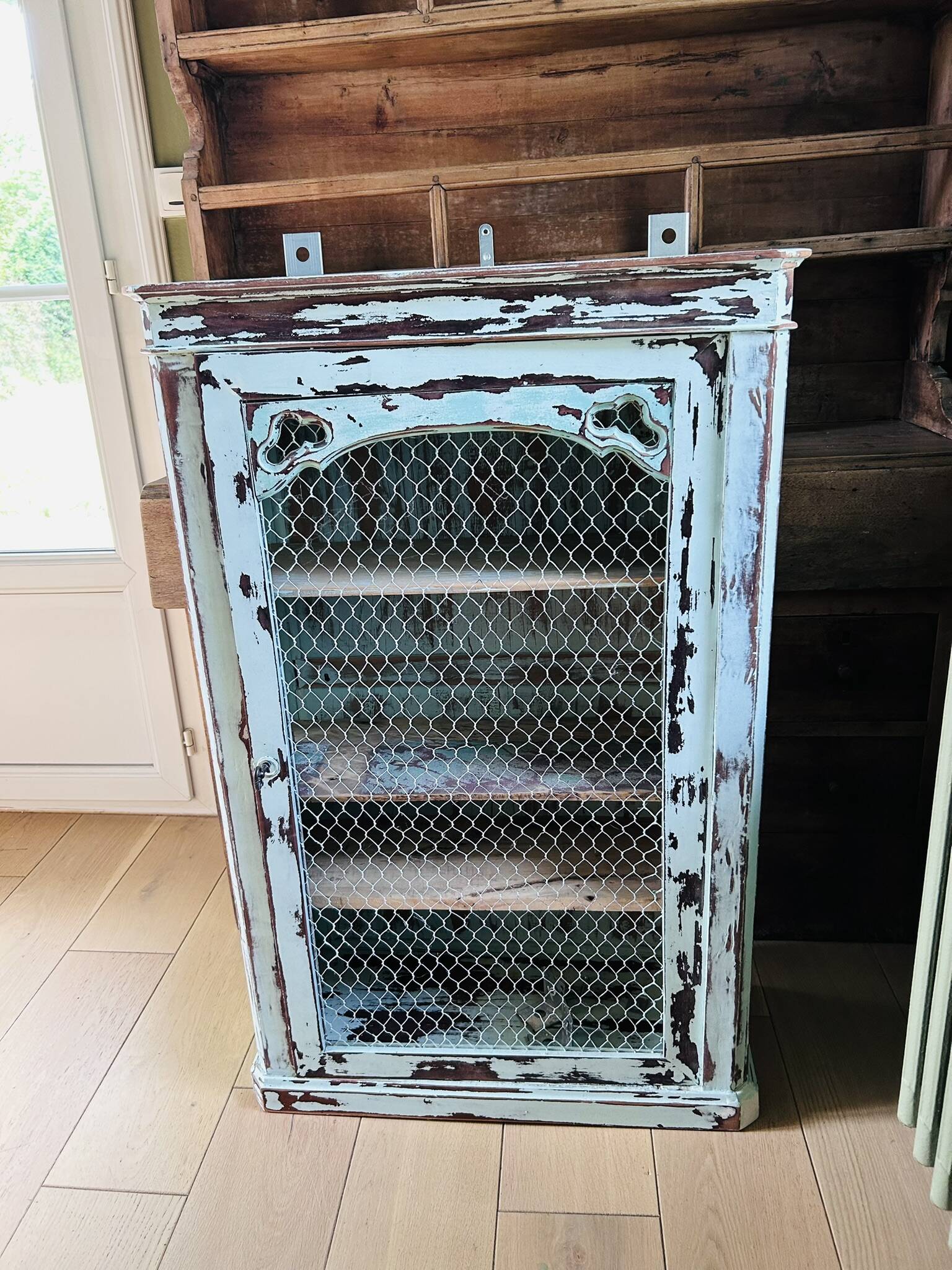 Wall shelves