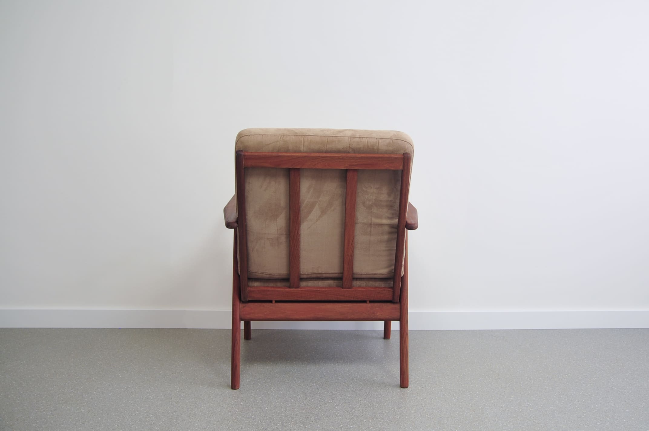 Fauteuil danois en teck et tissu beige