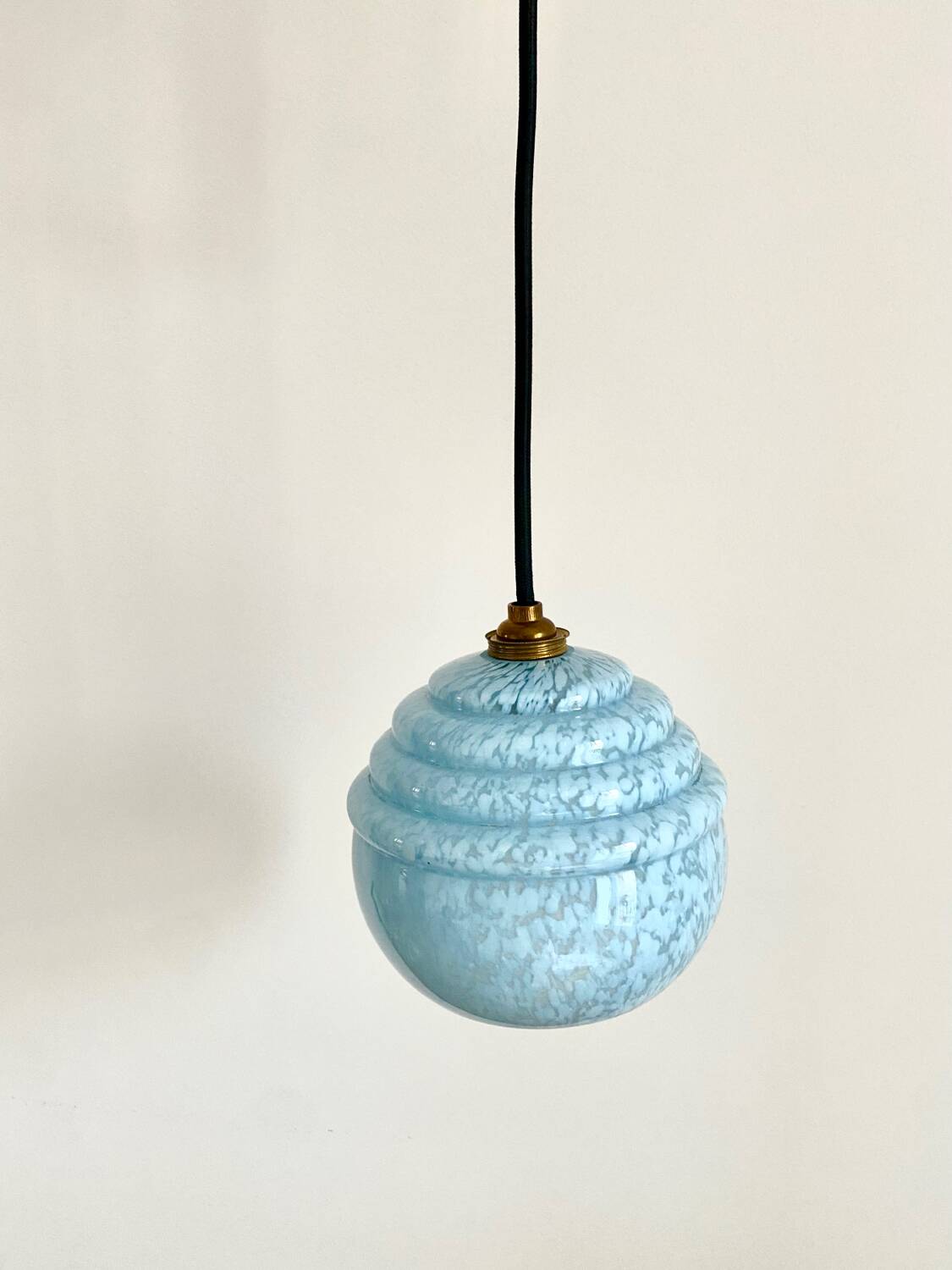 Suspension bleue en verre de Clichy