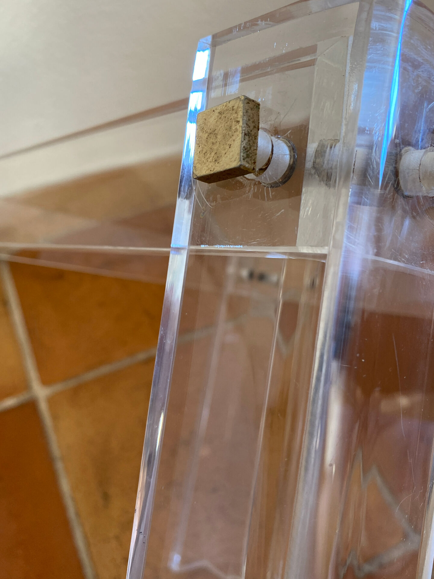 Coffee table, side table in plexiglass with a glass top.