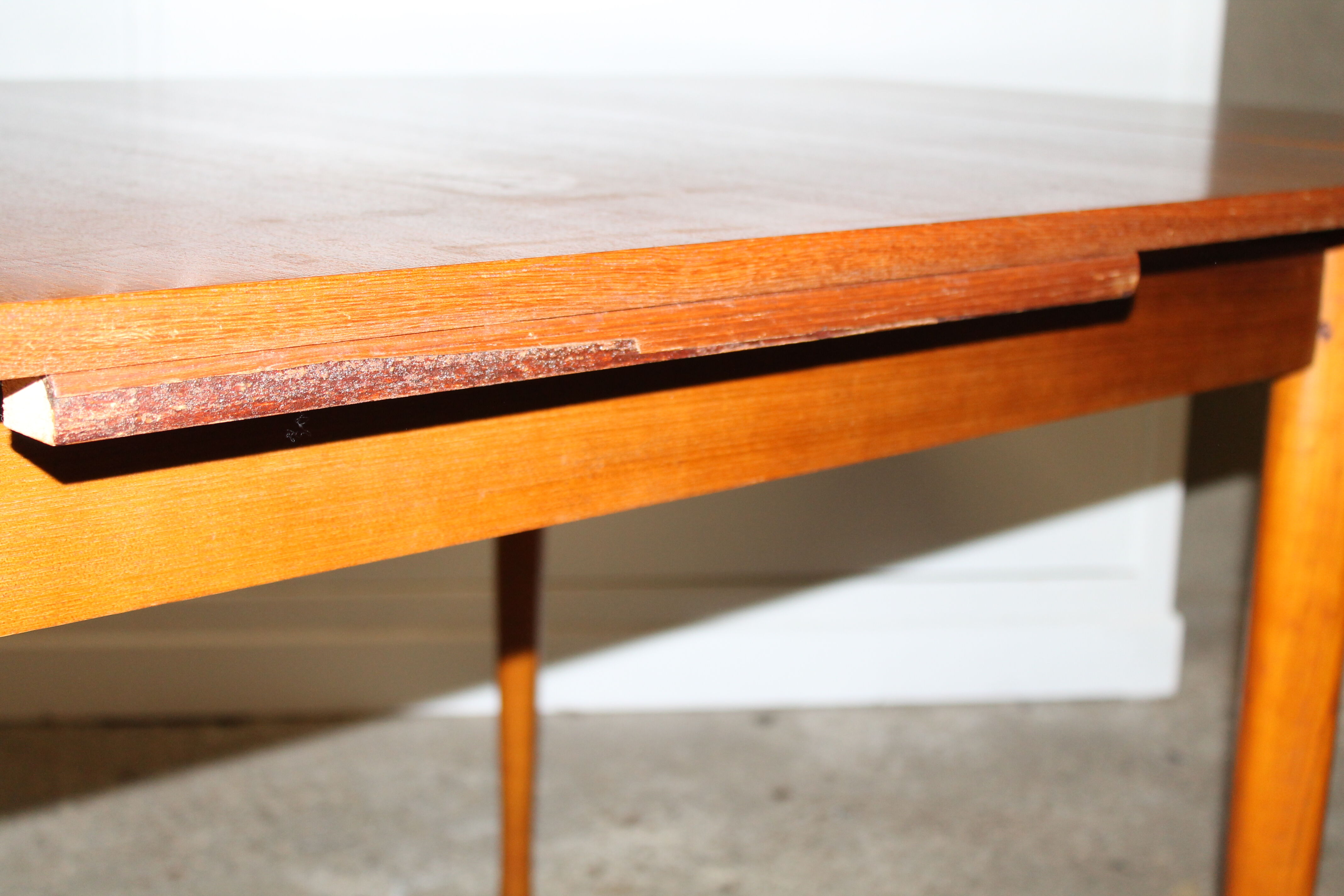 Scandinavian expandable table