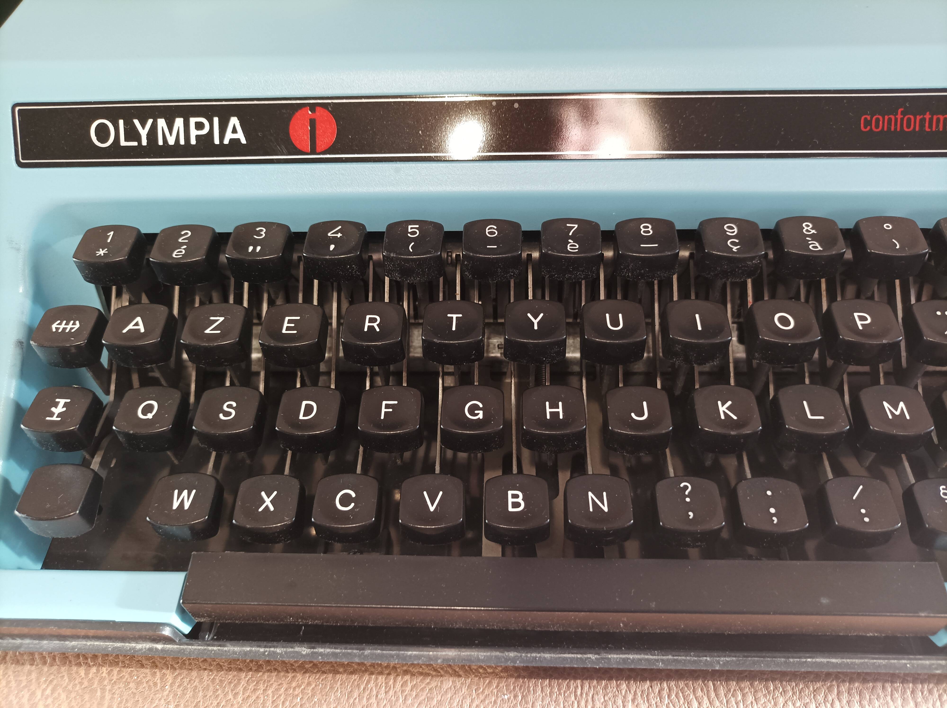 Olympia Conformatic 242 Pastel Blue like new