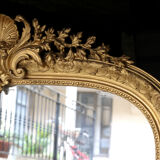 Very large exceptional mirror. Original gold leaf gilding, mercury ice cream