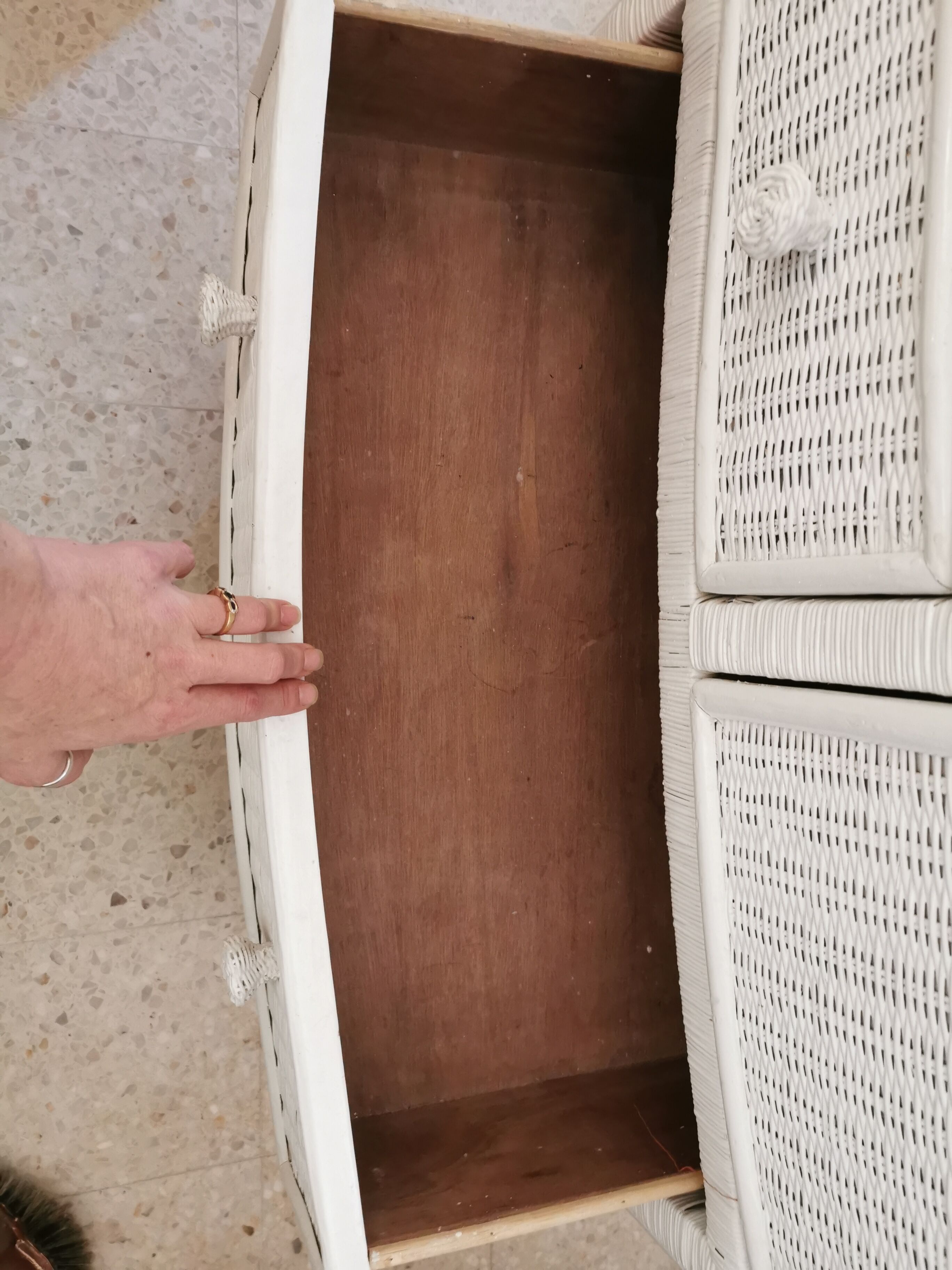 Chest of drawers in rattan