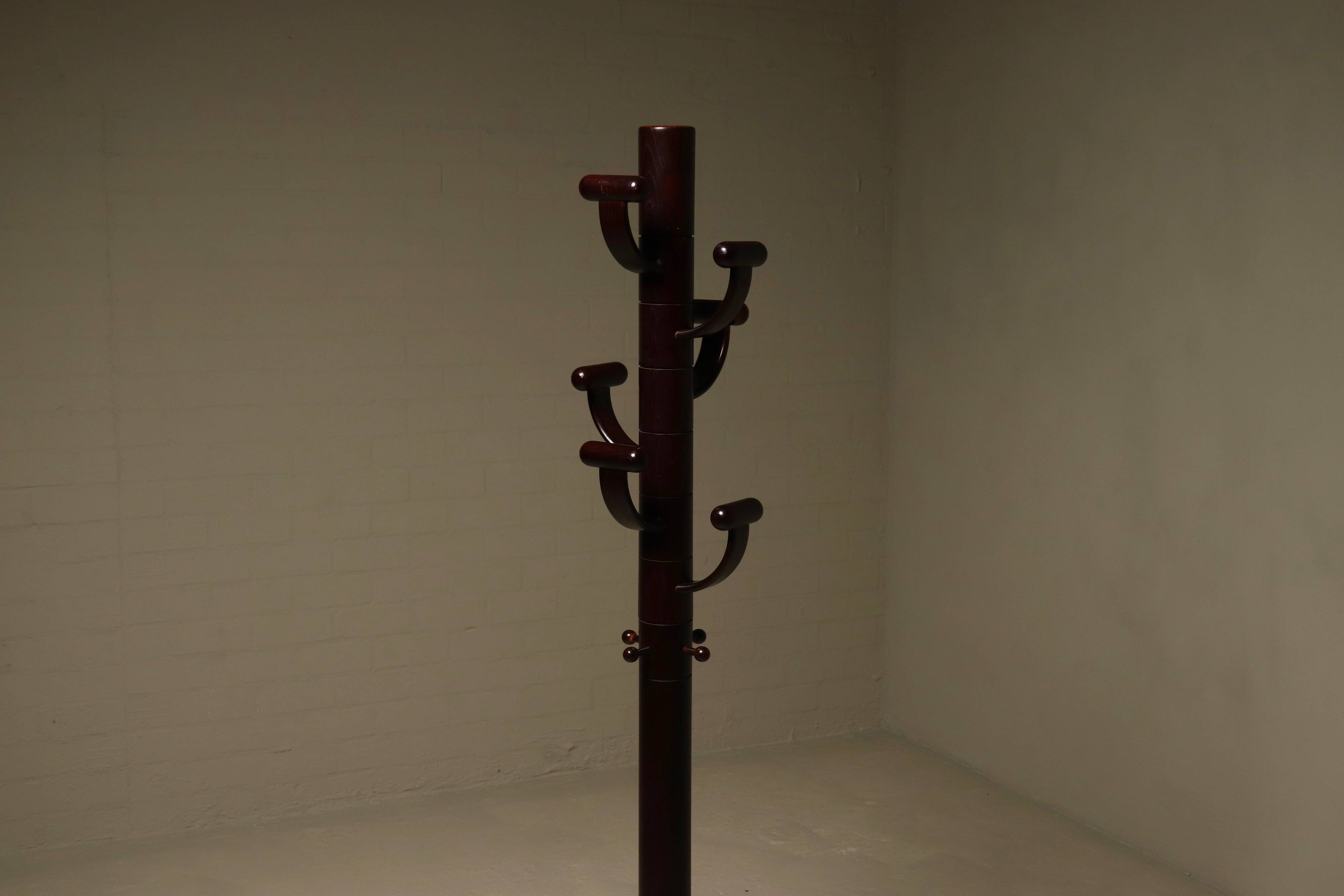 Porte-manteau en bois de frêne teinté et en travertin dans le style d'Ettore Sottsass