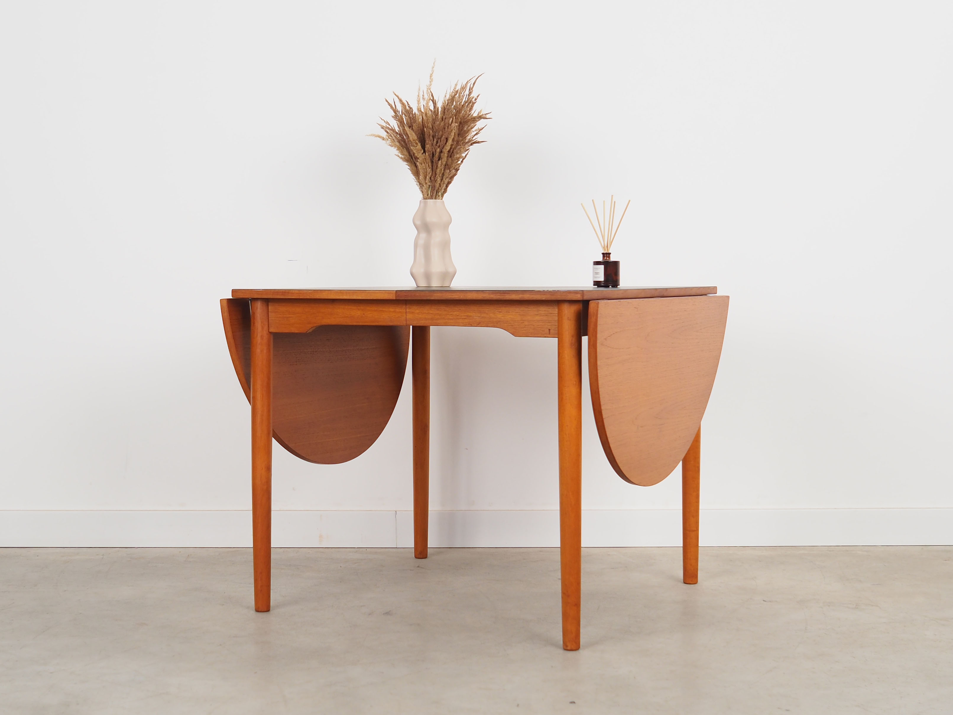 Table en teck, design danois, années 1970, production: Danemark