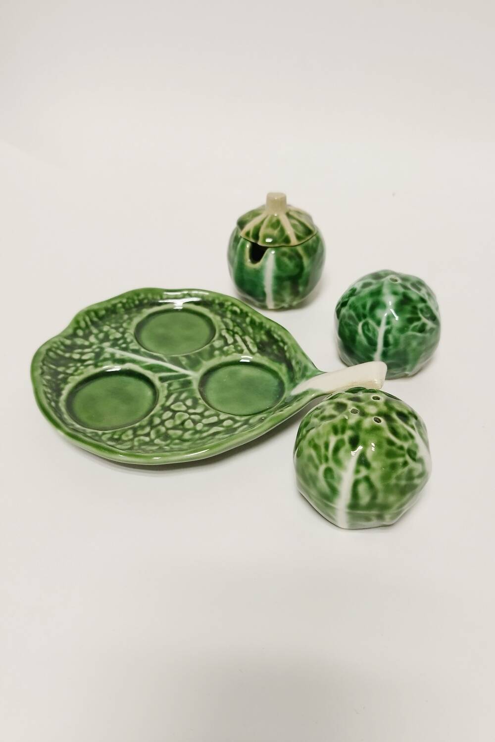 Salt and pepper shaker set with cabbages in slip