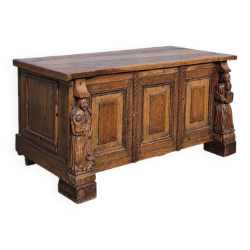 Coffre ancien sculpté en bois de chêne