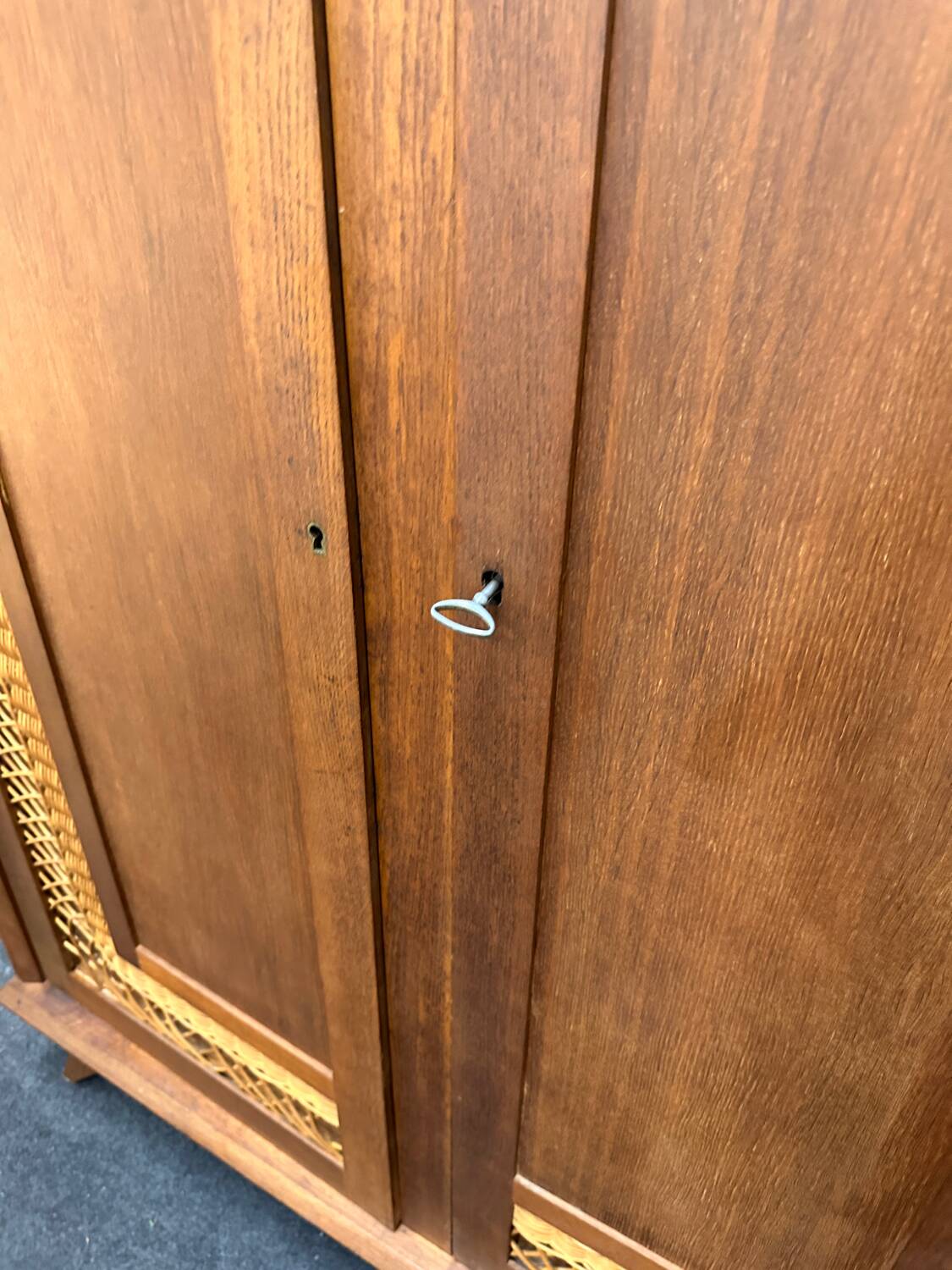 Armoire rotin pieds compas