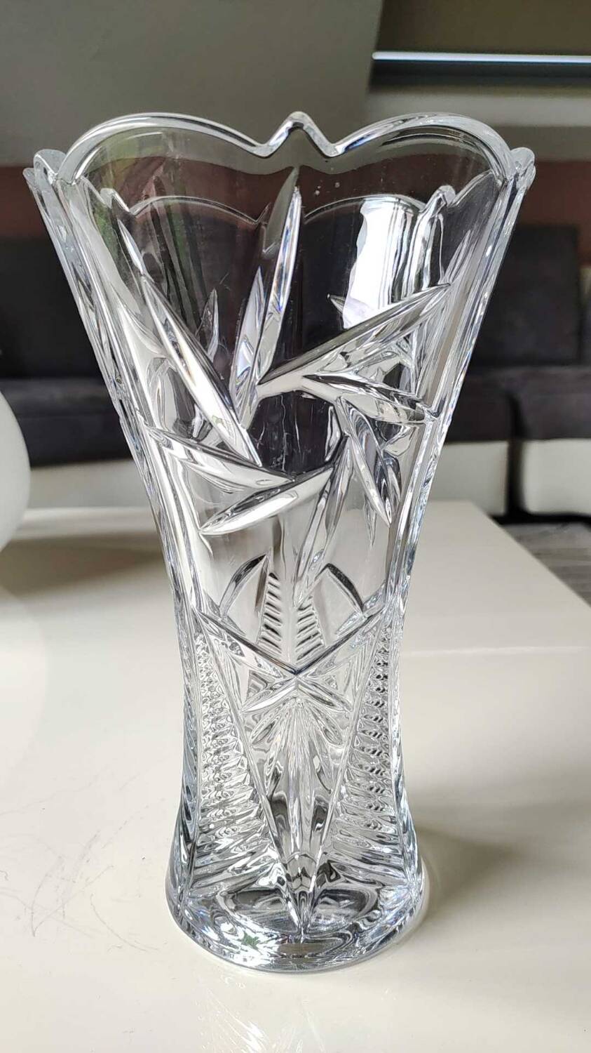 Vase in cut Bohemian crystal. Cross/Star/Foliage patterns. Boho-Chic style. High 24.5 cm
