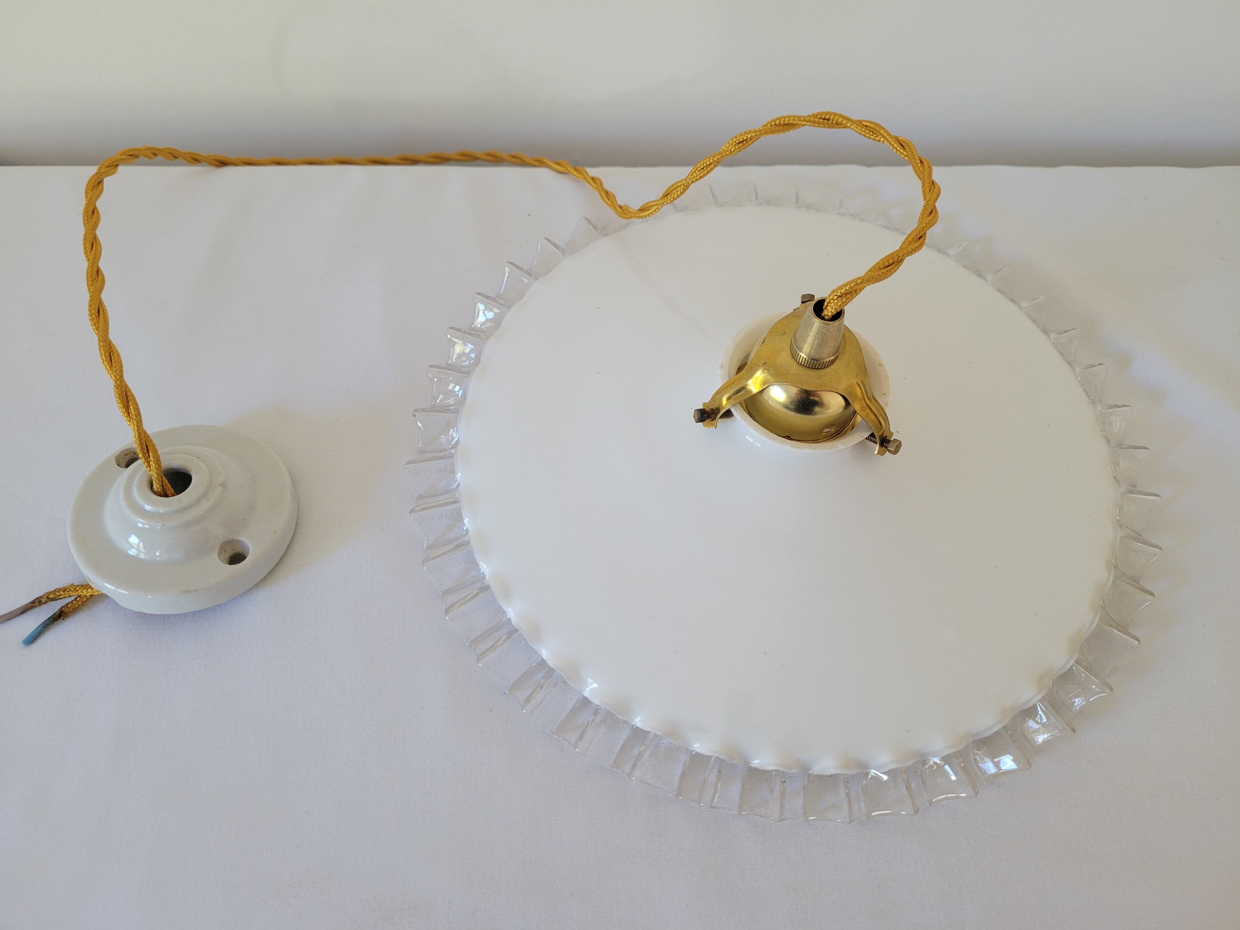 Serrated opaline suspension