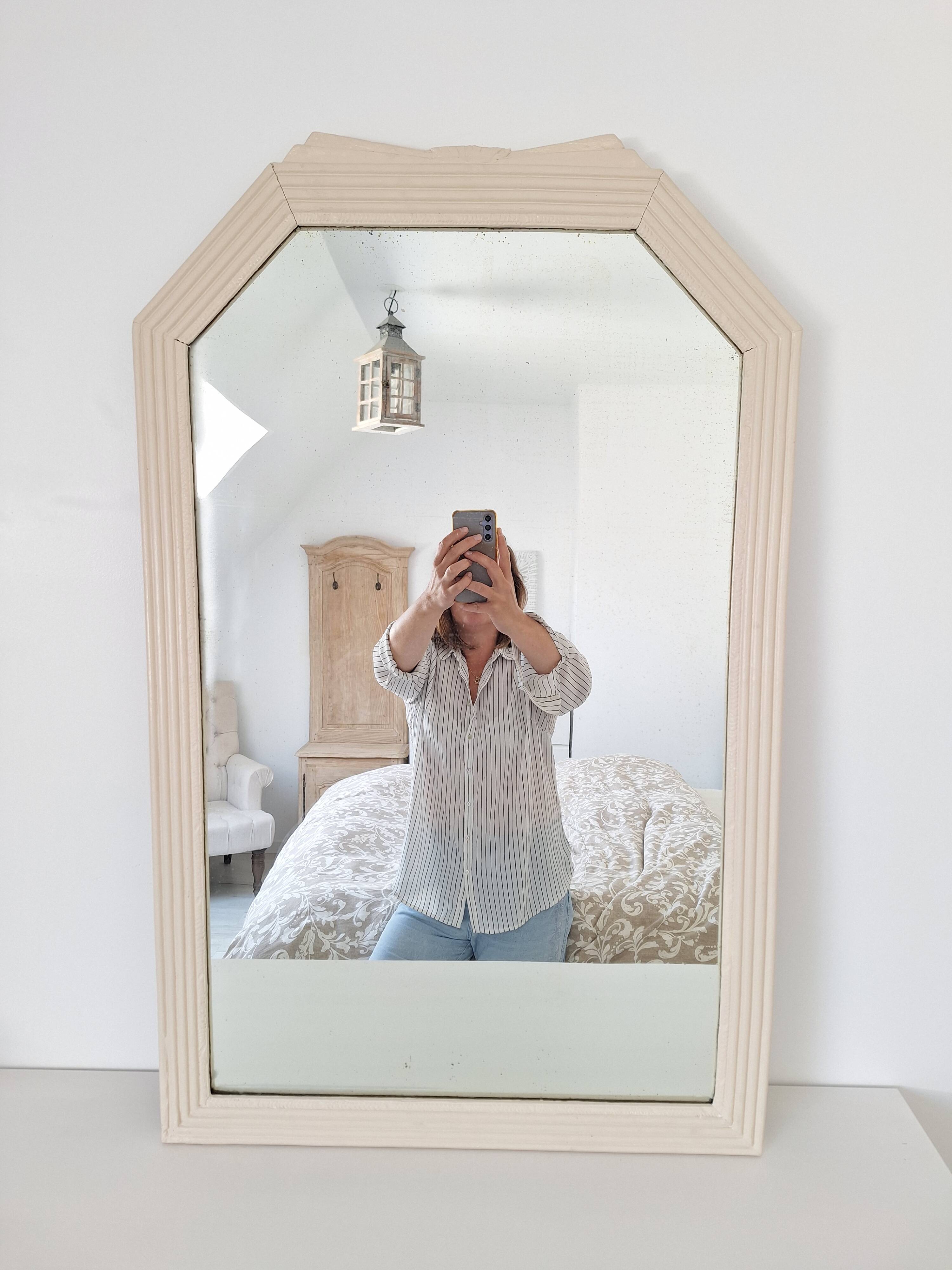 Miroir biseauté et mouluré beige