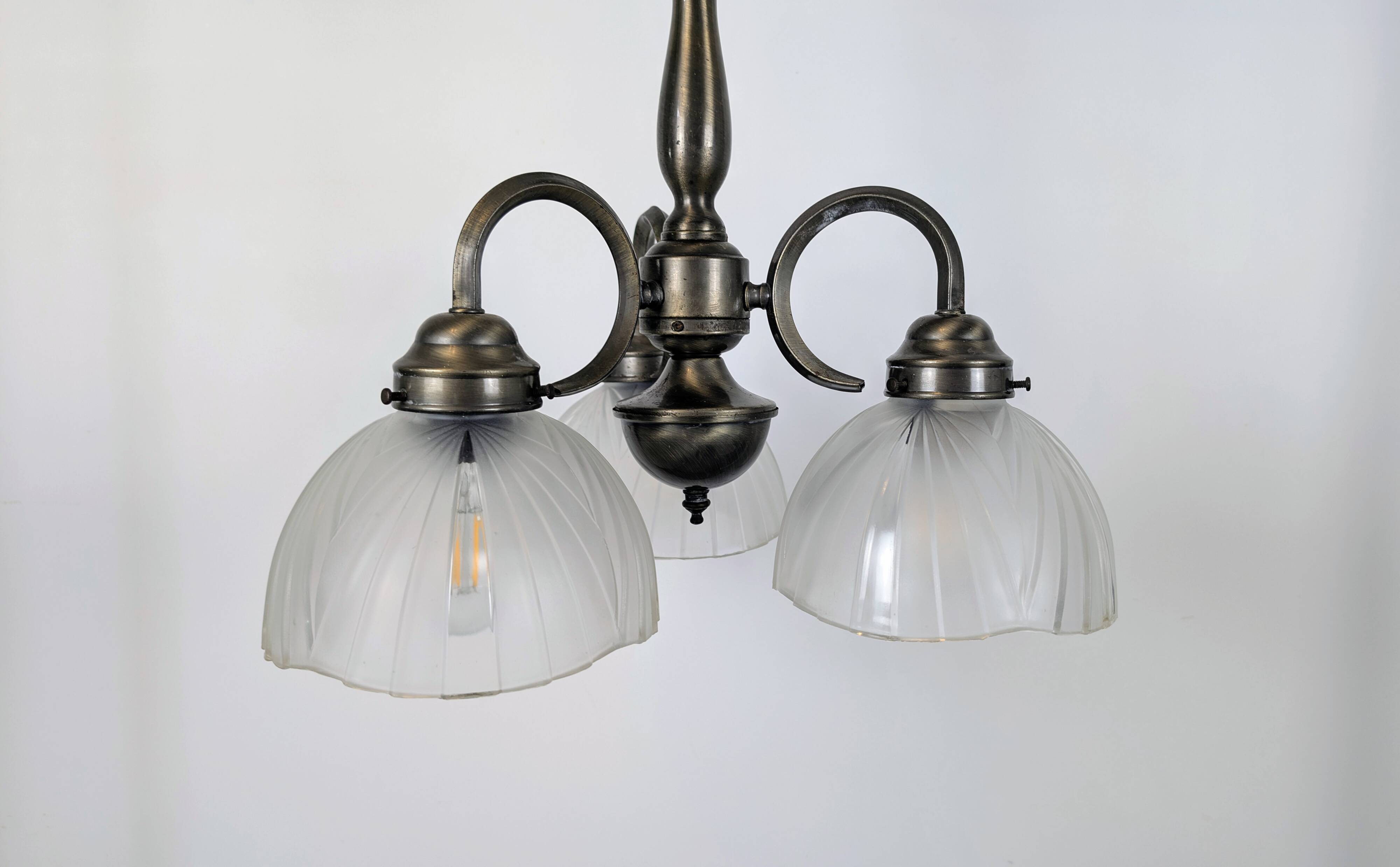 Antique Art Deco chandelier with 3 arms in patinated metal and ribbed glass.