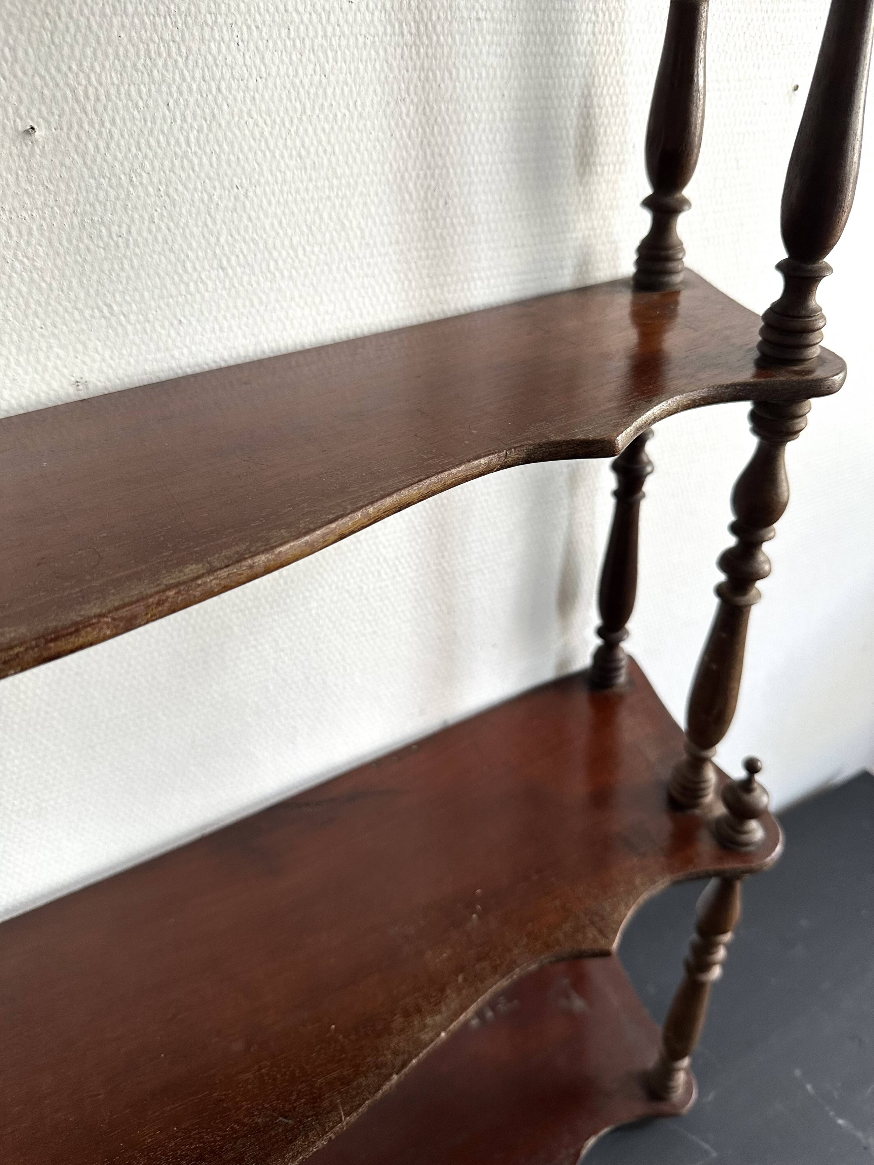 Large Napoleon III shelf in turned wood with a pediment.