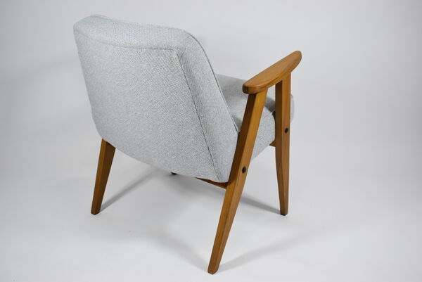 fauteuil vintage 366 conçu par J. Chierowski tissu bleu-gris bois de teck
