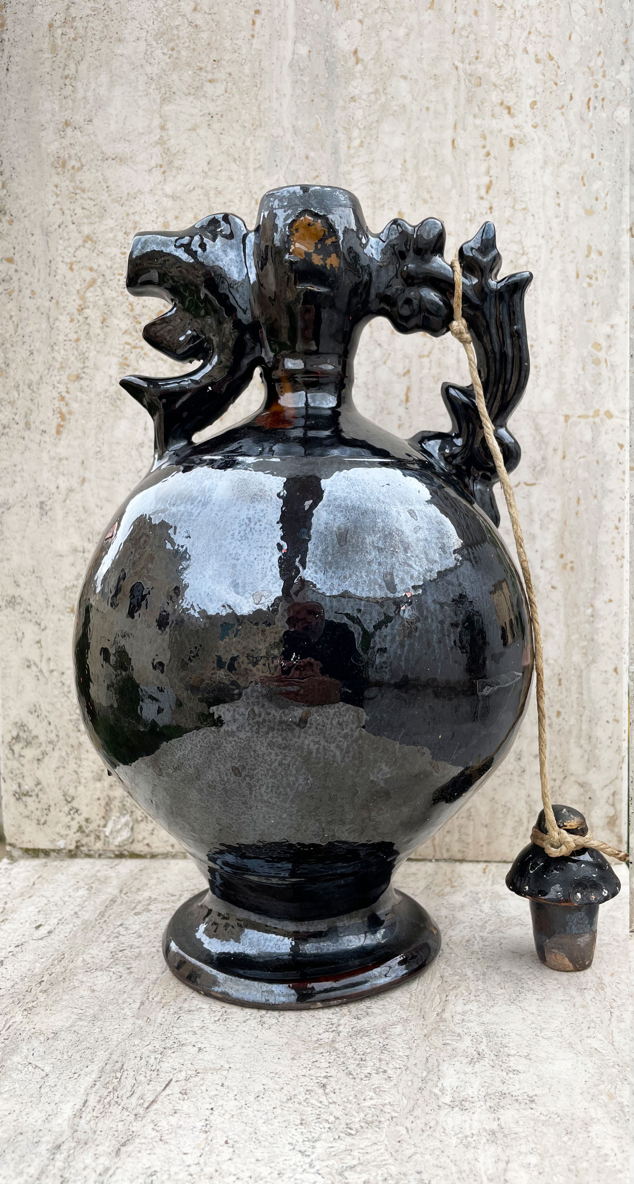 Carafe à vin iridescente antique