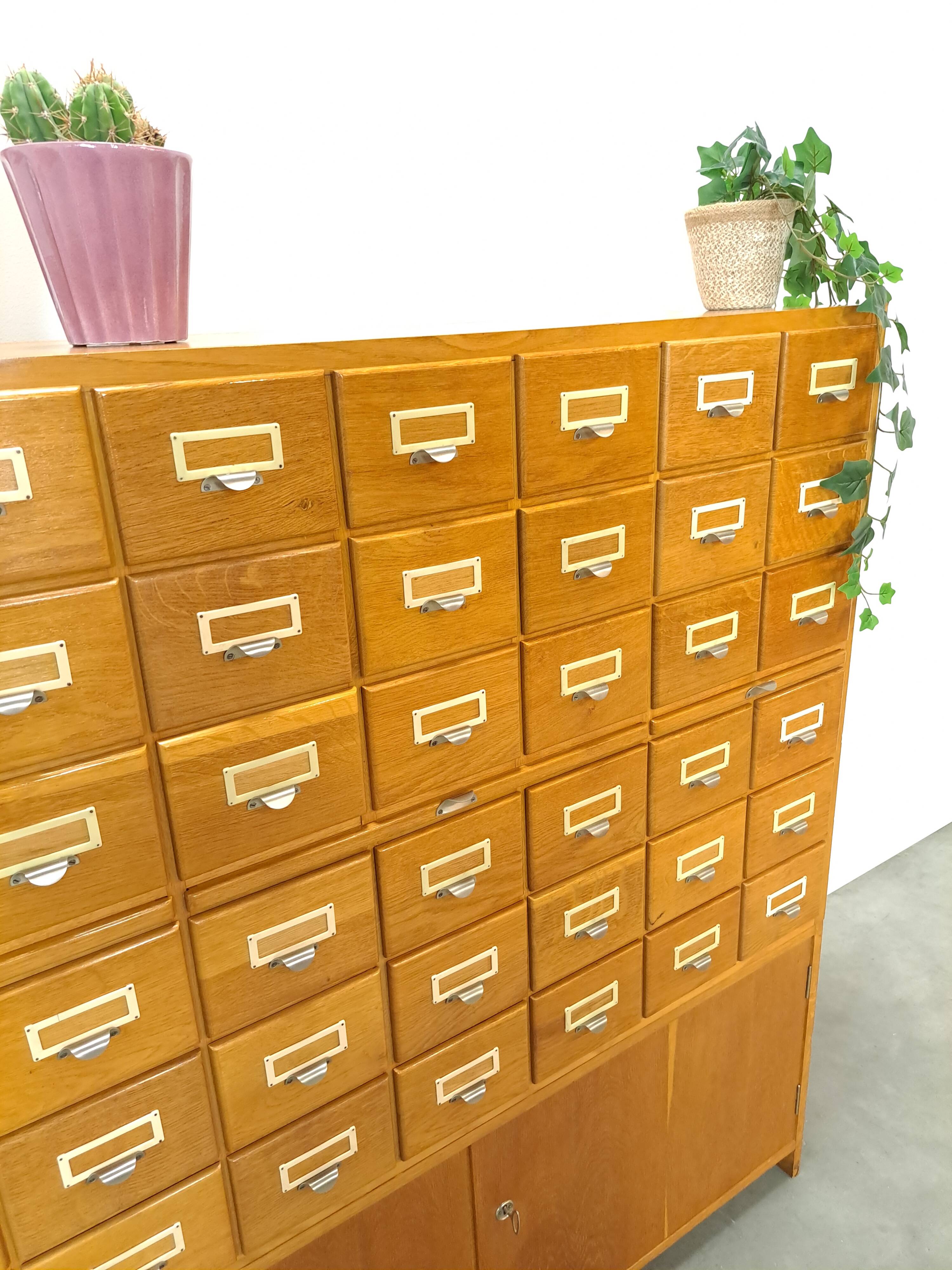 Oude houten ladekast met uitschuifbare planken