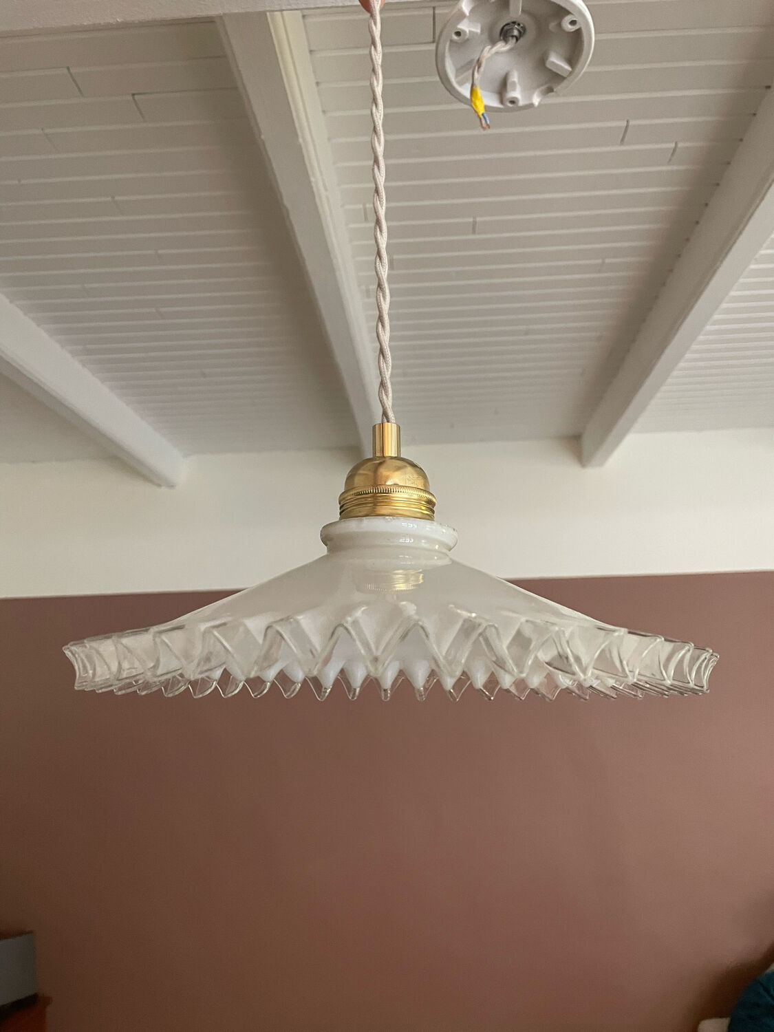 Serrated opaline suspension