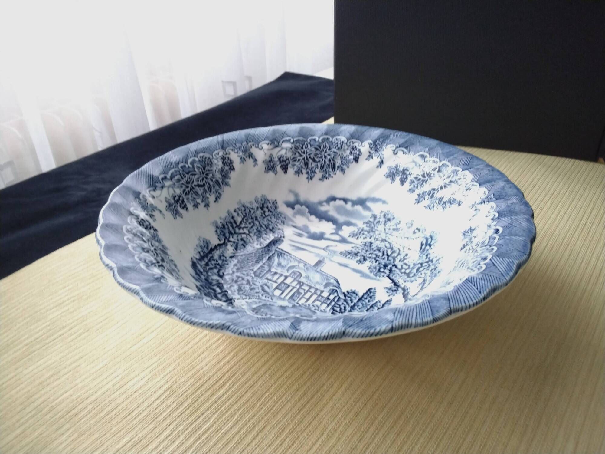 Churchill "Georgian Collection" English porcelain salad bowl