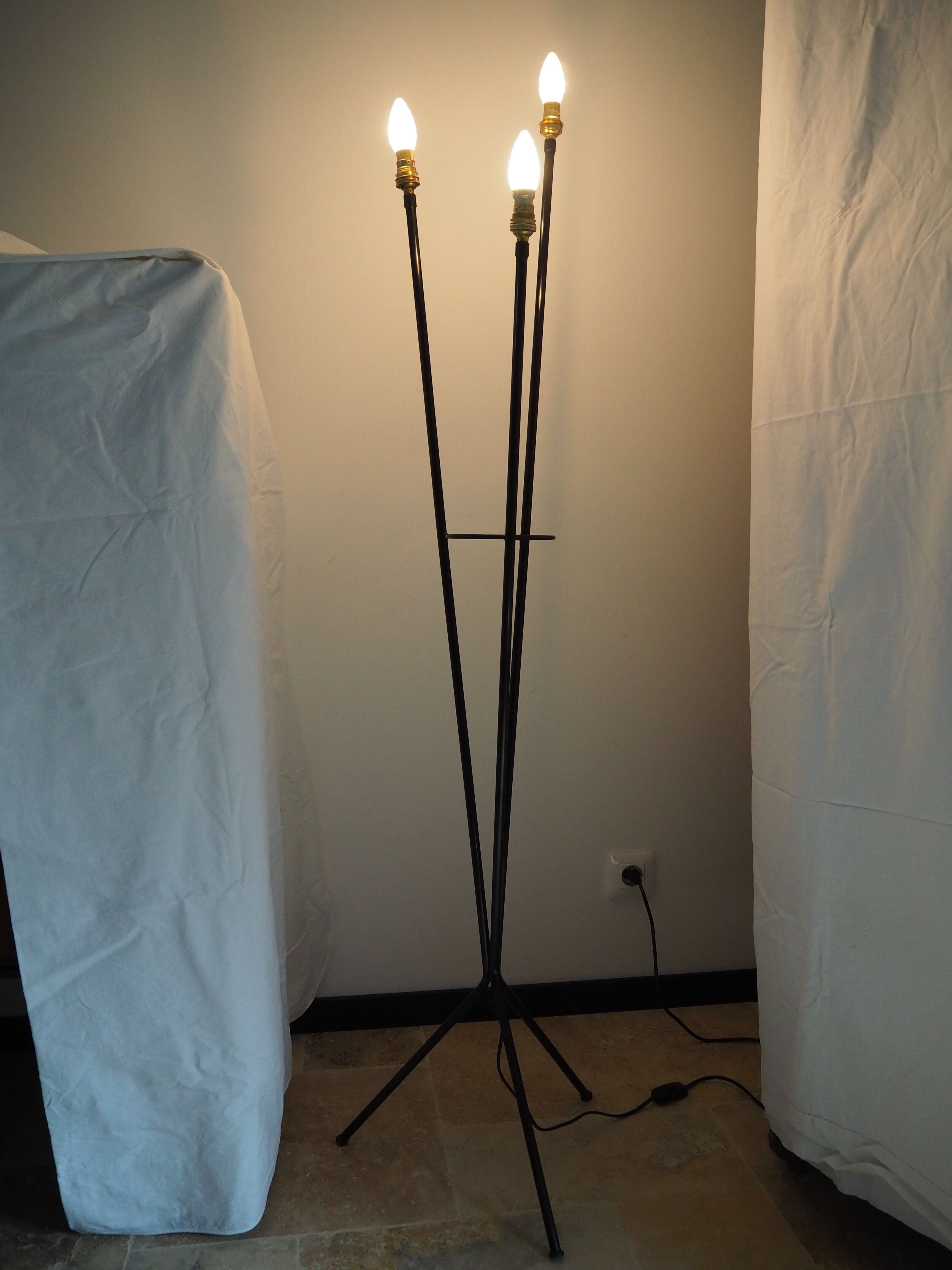 Metal tripod lamp of the 1950s