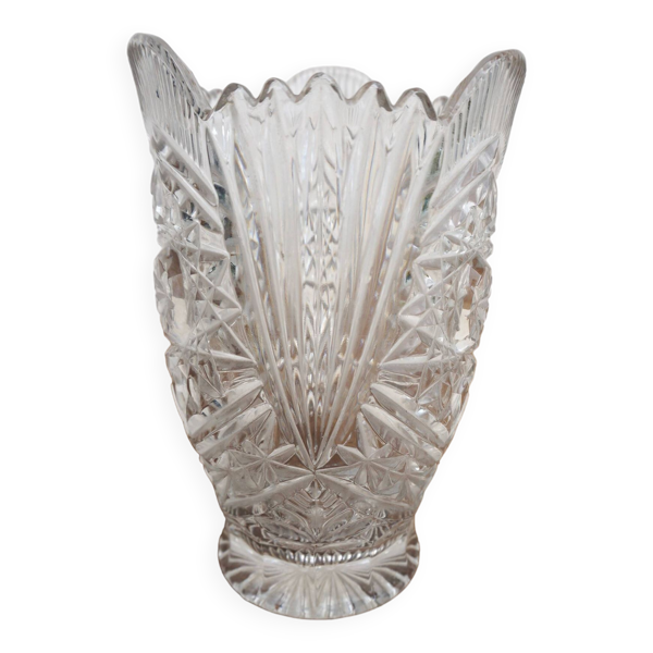 Petit vase en cristal avec motifs ciselés et décors géométriques