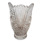 Small crystal vase with chiseled patterns and geometric decorations