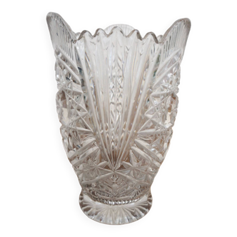 Small crystal vase with chiseled patterns and geometric decorations