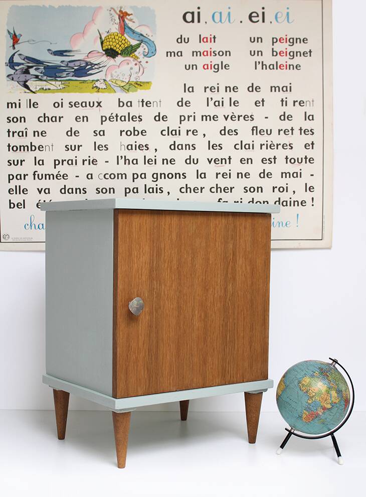 Bedside table with 1 door and 1 internal drawer.